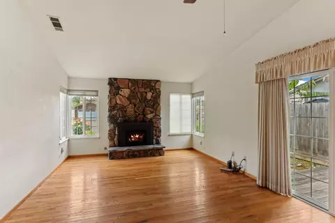 Living - 929 Kapareil Dr, Tracy, CA 95376 photo 2 of 7