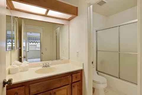 Bath - 929 Kapareil Dr, Tracy, CA 95376 photo 1 of 4