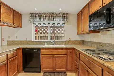 Kitchen - 929 Kapareil Dr, Tracy, CA 95376 photo 3 of 5