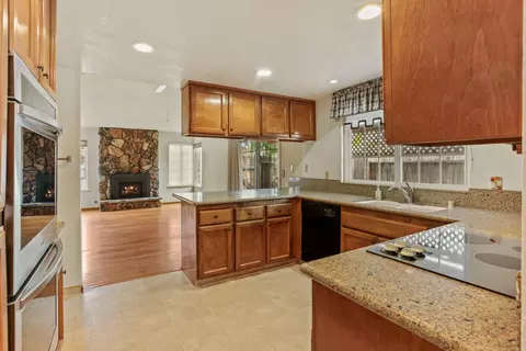 Kitchen - 929 Kapareil Dr, Tracy, CA 95376 photo 4 of 5