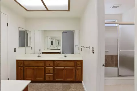 Bath - 929 Kapareil Dr, Tracy, CA 95376 photo 2 of 4