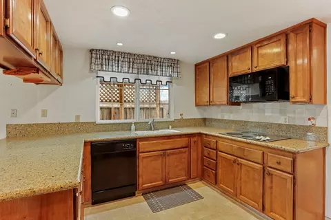 Kitchen - 929 Kapareil Dr, Tracy, CA 95376 photo 5 of 5