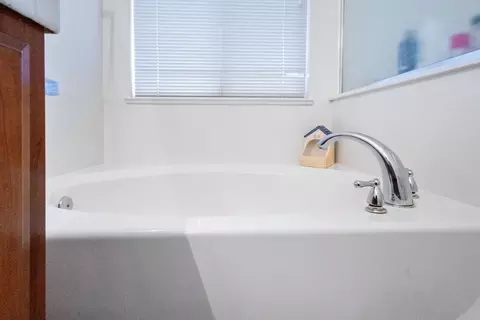 Bath - 1413 Villette Ct, Modesto, CA 95356 photo 3 of 12