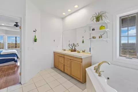 Bath - 44643 County Road 29, Davis, CA 95618 photo 2 of 4