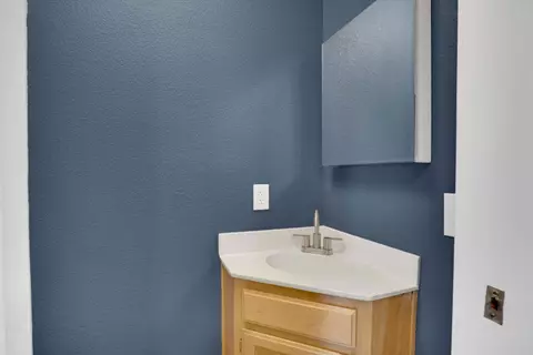 Bath - 1977 Grove Ct, Tracy, CA 95376 photo 1 of 4