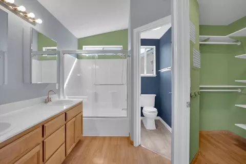 Bath - 1977 Grove Ct, Tracy, CA 95376 photo 2 of 4