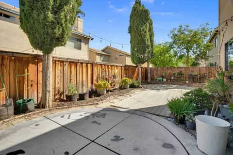 Exterior - 1977 Grove Ct, Tracy, CA 95376 photo 4 of 6