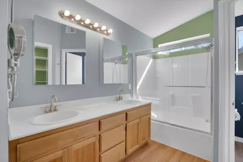 Bath - 1977 Grove Ct, Tracy, CA 95376 photo 3 of 4