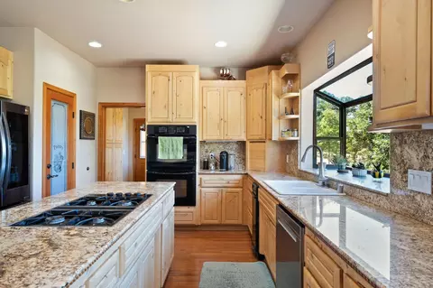 Kitchen - 2004 Bruin Trl, Placerville, CA 95667 photo 4 of 6
