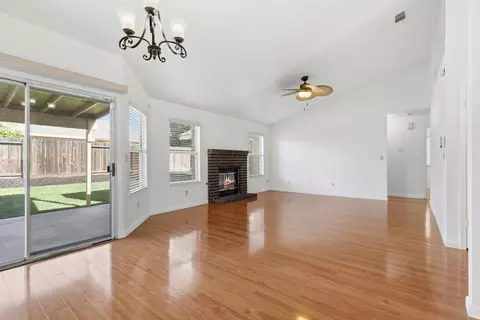 Living - 416 Mid Pines Way, Modesto, CA 95354 photo 4 of 5