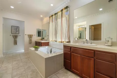 Bath - 481 Keys Ct, Tracy, CA 95377 photo 2 of 3