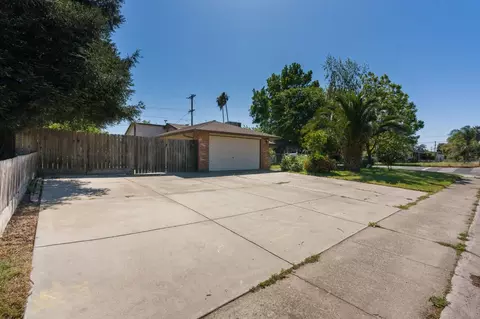 Exterior - 1600 Thorsen Ave, Modesto, CA 95355 photo 2 of 8