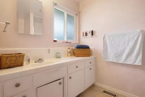 Bath - 2701 Sheffield Ln, Modesto, CA 95350 photo 2 of 3