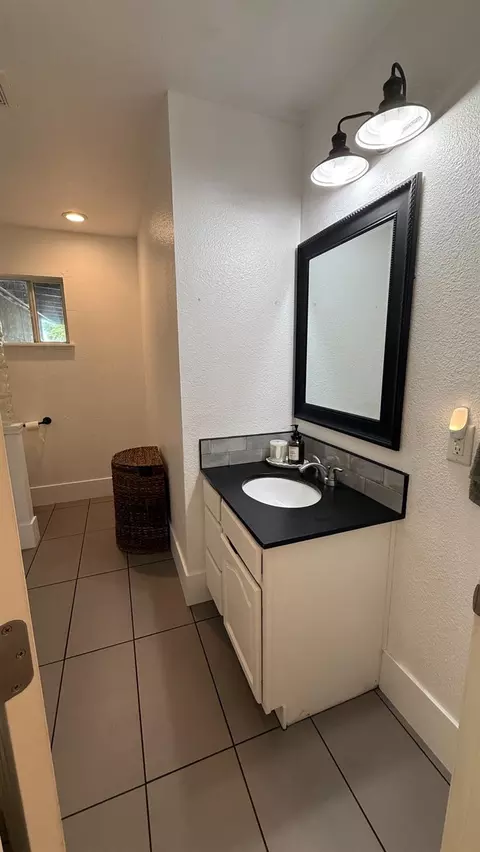 Bath - 2041 Wally Ct, Modesto, CA 95350 photo 2 of 3