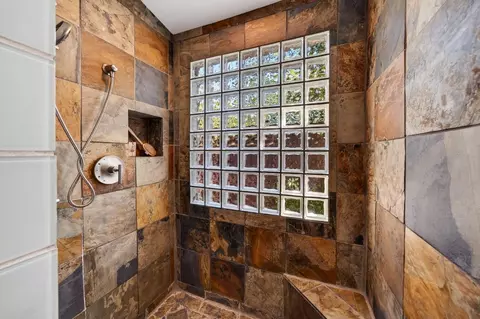 Bath - 632 Estrella Pl, Davis, CA 95616 photo 2 of 5