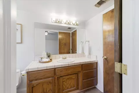 Bath - 7095 Murdock Way, Carmichael, CA 95608 photo 3 of 6