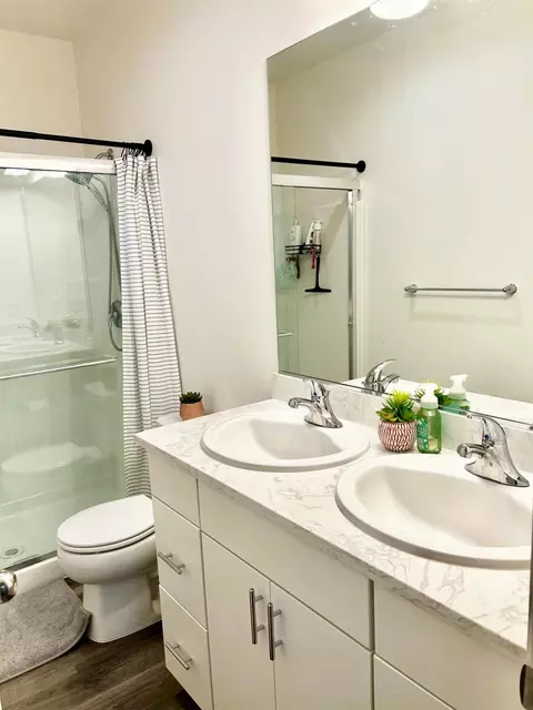 Bath - 852 Mora Cir, Soledad, CA 93960 photo 1 of 2
