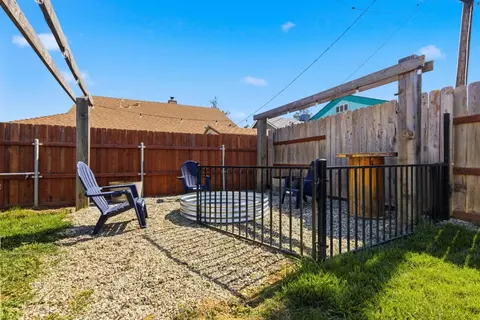 Exterior - 404 Mesa St, Wheatland, CA 95692 photo 5 of 13