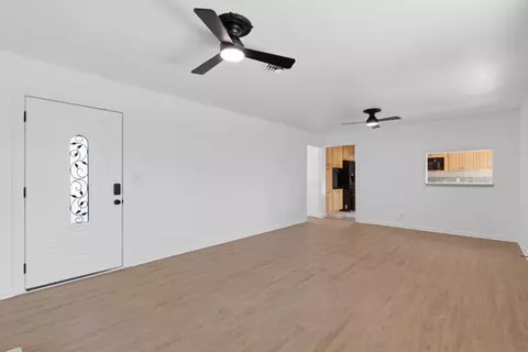 Living - 404 Mesa St, Wheatland, CA 95692 photo 2 of 4