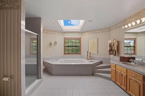 Bath - 1041 Yuloni Dr, Lodi, CA 95240 photo 4 of 7