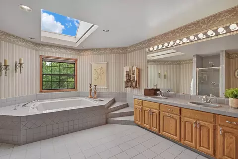 Bath - 1041 Yuloni Dr, Lodi, CA 95240 photo 5 of 7
