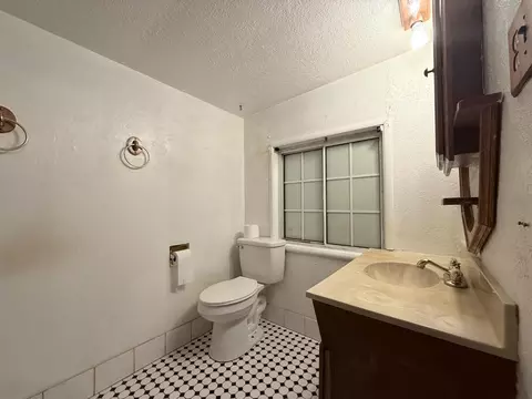 Bath - 1104 Beverly Dr, Modesto, CA 95351 photo 2 of 3