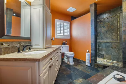 Bath - 1084 Eastburg Ct, Ripon, CA 95366 photo 4 of 5