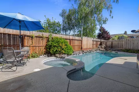 Exterior - 1084 Eastburg Ct, Ripon, CA 95366 photo 8 of 15