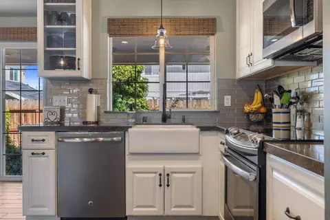 Kitchen - 1084 Eastburg Ct, Ripon, CA 95366 photo 3 of 3