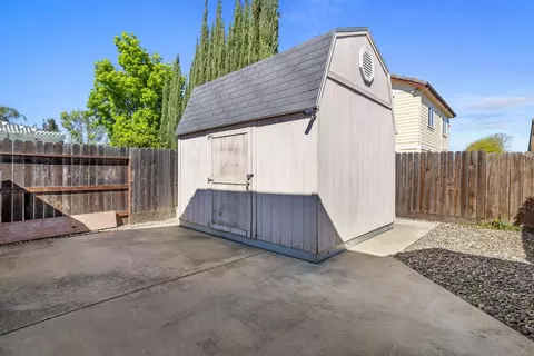 Exterior - 1084 Eastburg Ct, Ripon, CA 95366 photo 13 of 15