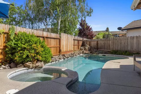 Exterior - 1084 Eastburg Ct, Ripon, CA 95366 photo 9 of 15