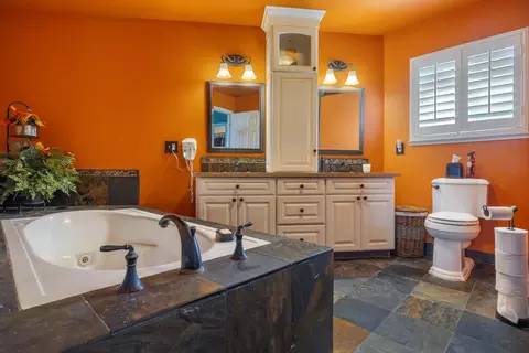 Bath - 1084 Eastburg Ct, Ripon, CA 95366 photo 3 of 5