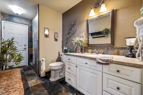 Bath - 1084 Eastburg Ct, Ripon, CA 95366 photo 2 of 5