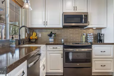 Kitchen - 1084 Eastburg Ct, Ripon, CA 95366 photo 2 of 3