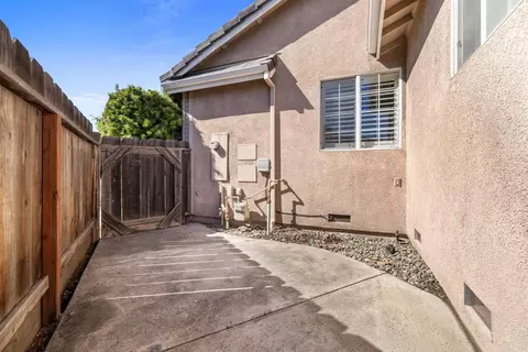 Exterior - 1084 Eastburg Ct, Ripon, CA 95366 photo 11 of 15