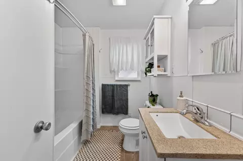 Bath - 4349 Olivehurst Ave, Olivehurst, CA 95961 photo 1 of 2