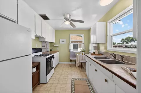 Kitchen - 4349 Olivehurst Ave, Olivehurst, CA 95961 photo 2 of 5