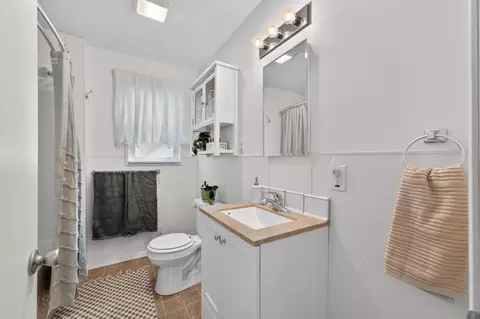 Bath - 4349 Olivehurst Ave, Olivehurst, CA 95961 photo 2 of 2