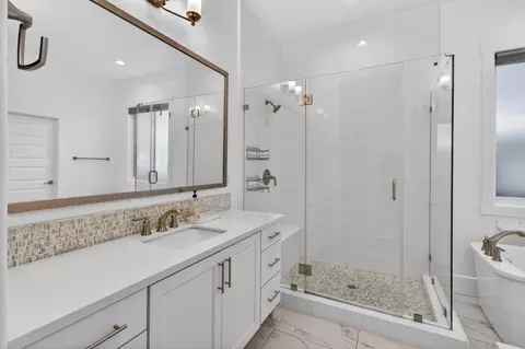 Bath - 5130 E St, Sacramento, CA 95819 photo 3 of 6
