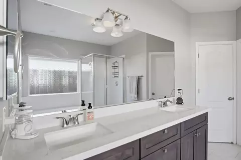 Bath - 215 E Hawkeye Ave, Turlock, CA 95380 photo 3 of 4