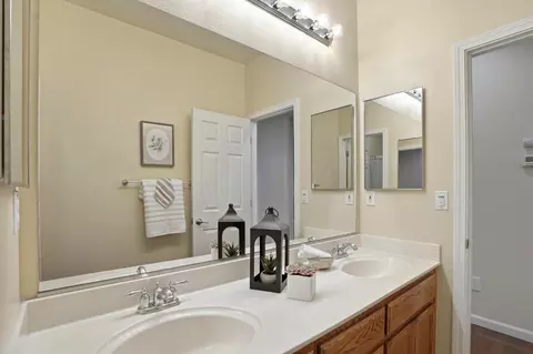 Bath - 1643 Badger Way, Tracy, CA 95304 photo 2 of 4