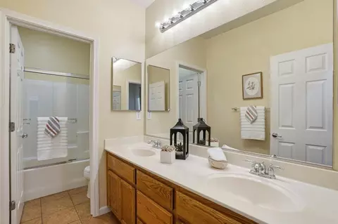 Bath - 1643 Badger Way, Tracy, CA 95304 photo 4 of 4