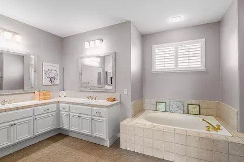 Bath - 2868 Joleo Ct, Tracy, CA 95377 photo 2 of 5