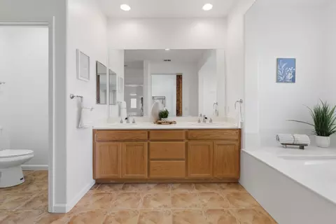 Bath - 2944 Lyon Ct, Tracy, CA 95377 photo 3 of 4