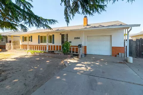 1204 Maple Dr, Oakdale, CA 95361