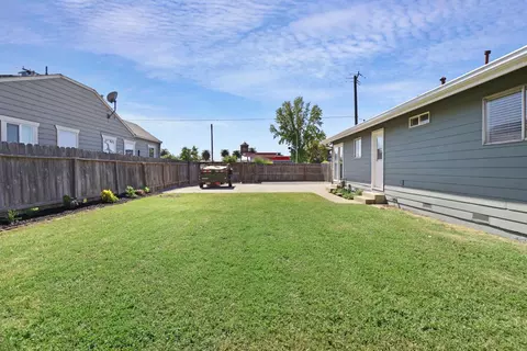 Exterior - 402 F St, Galt, CA 95632 photo 7 of 8