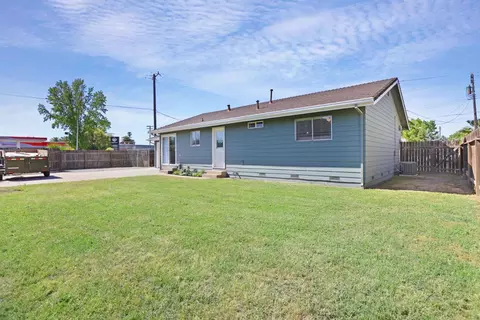 Exterior - 402 F St, Galt, CA 95632 photo 6 of 8