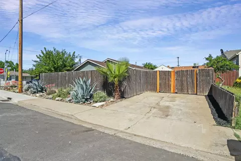 Exterior - 402 F St, Galt, CA 95632 photo 8 of 8