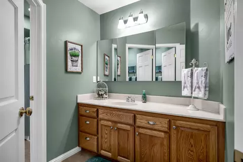 Bath - 281 Ursula Dr, Sutter Creek, CA 95685 photo 4 of 5