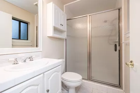 Bath - 5705 Tudor Way, Loomis, CA 95650 photo 3 of 4